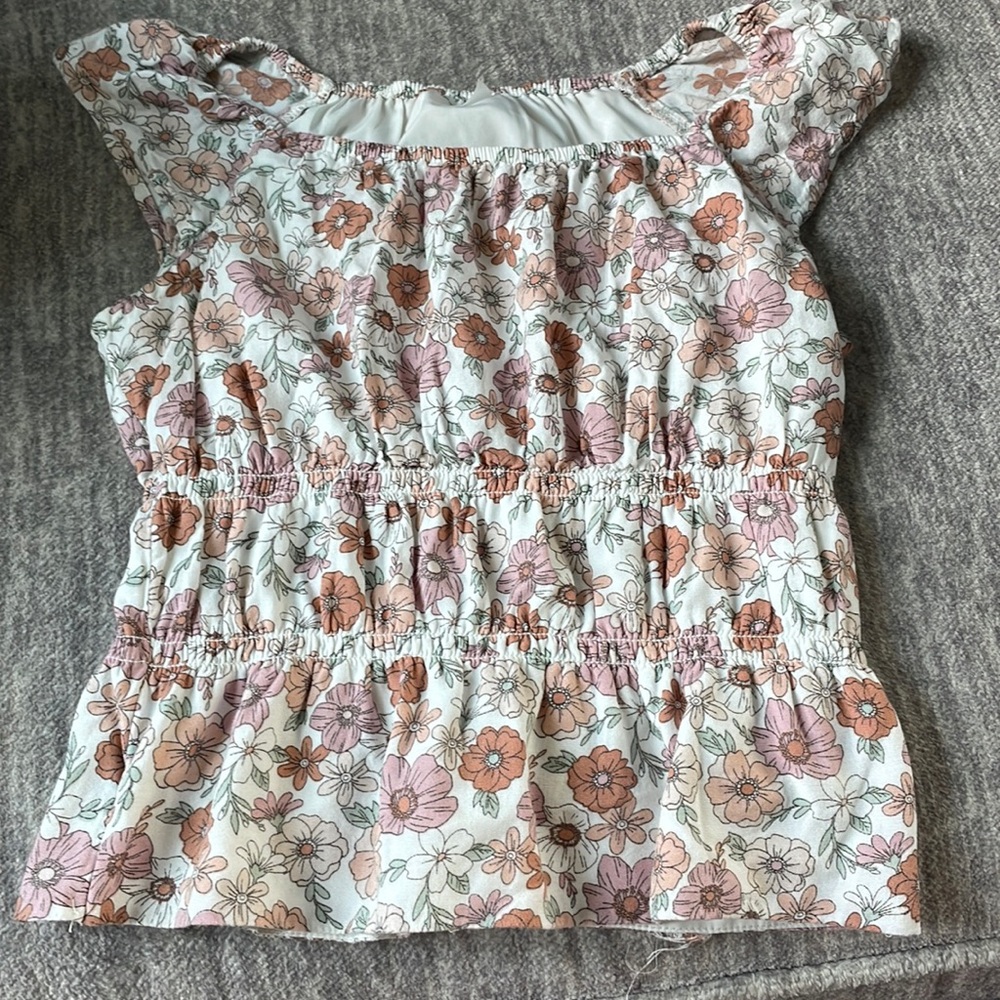 Super cute top worn once 🌼bundle and save!!